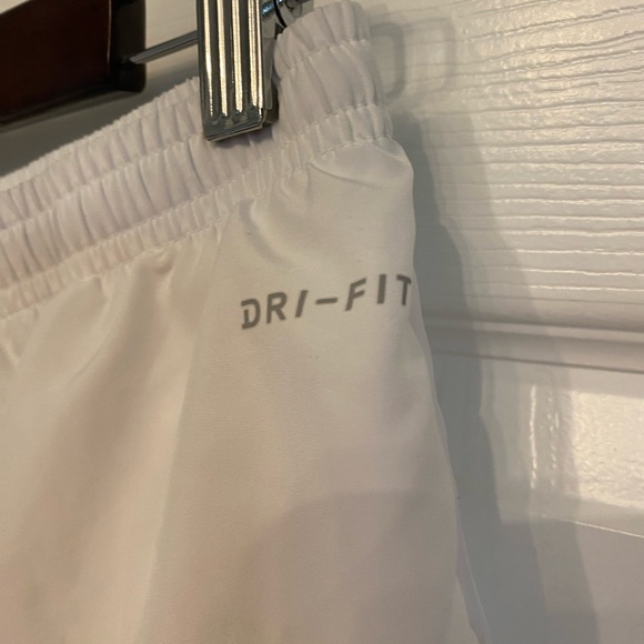 Nike Womens Medium White Dri-Fit Tempo Lined Running Shorts - Picture 6 of 12